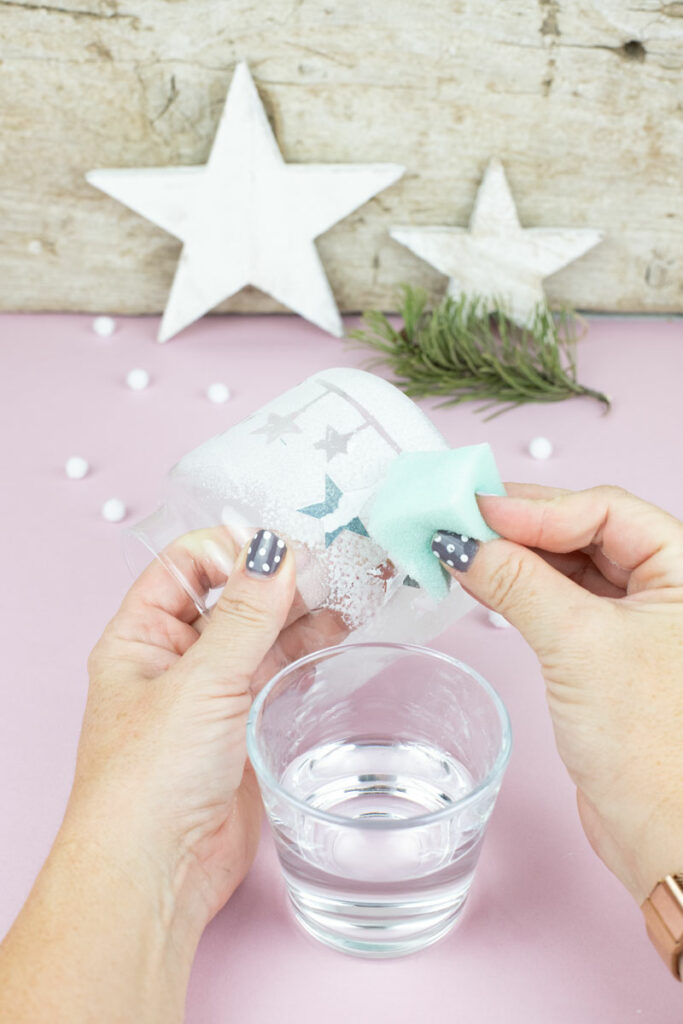 Windlicht für Weihnachten
salakreativ-windlicht-frosteffekt-diy-
sterne-schablonentechnik-schablone-abziehen-tipp-wasser